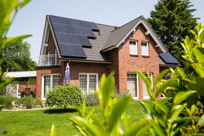 Ein Einfamilienhaus mit Schrägdach und Photovoltaik.