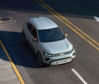 E-Auto auf der Straße aus Vogelperspektive fotografiert