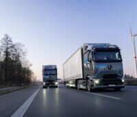 Megawattladen in der Praxis: eActros 600 testet auf Langstrecke zwischen Deutschland und Schweden.Zwei E-LKWs unterwegs auf der Autobahn: