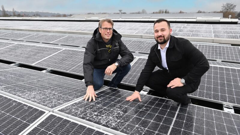 Photovoltaik-Anlage und zwei Männer - bei Daimler Truck in Kassel