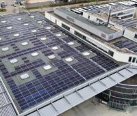 Verwaltungsgebäude von DaimlerTruck in Neu-Ulm mit Dach-PV-Anlage.