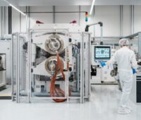 Im Bild ein Laborarbeiter im Battery Technology Center.