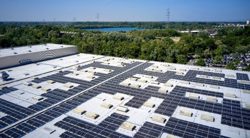 Im Bild die Photovoltaik-Anlage auf den Dächern der Produktionshallen am Standort Wörth von Daimler Truck.