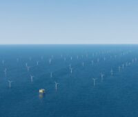 Luftbild eines Ofshore-Windparks.