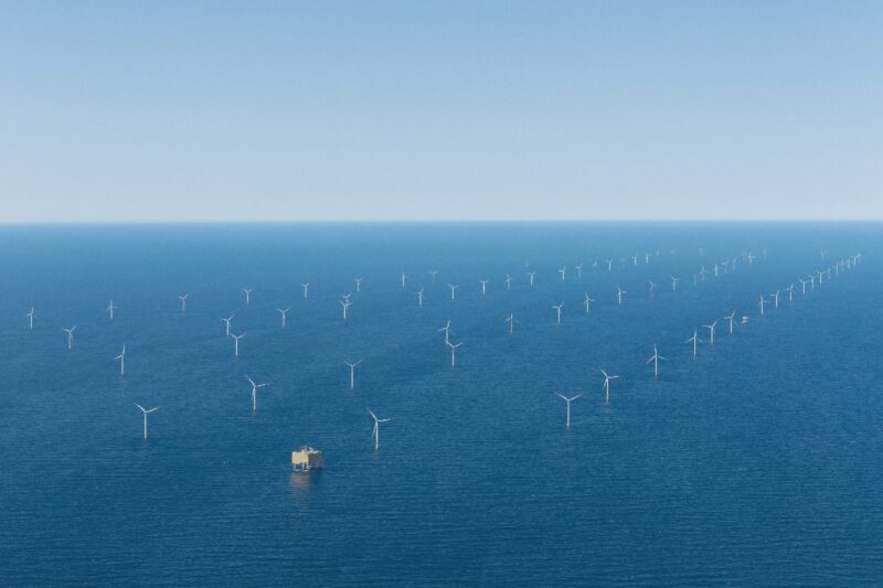 Luftbild eines Ofshore-Windparks.