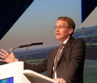 Ministerpräsident Daniel Günther bei der Eröffnungsansprache der Messe Husum Wind 2025