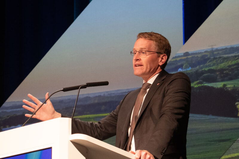 Ministerpräsident Daniel Günther bei der Eröffnungsansprache der Messe Husum Wind 2025
