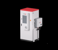 Das SolarEdge CSS-OD-Speichersystem für gewerbliche Anwendungen in lichtgrau mit roter Oberseite vor schwarzem Hintergrund.