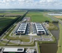 Luftbild von Datenzentren mit PV-Modulen auf dem Dach.