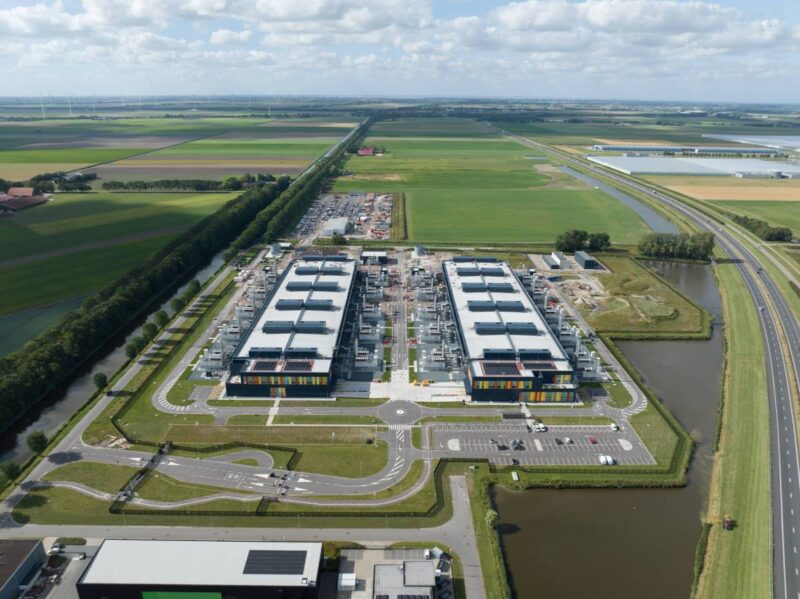 Luftbild von Datenzentren mit PV-Modulen auf dem Dach.