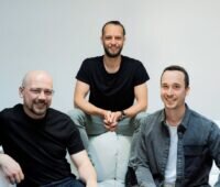 Das aus drei Herren bestehende Gründerteam von Daylight Eco sitzt auf einem Sofa.