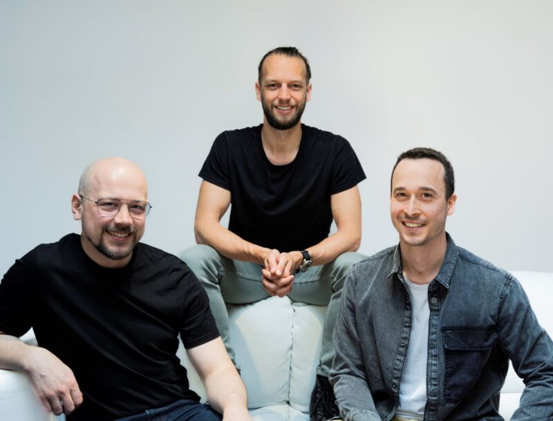 Das aus drei Herren bestehende Gründerteam von Daylight Eco sitzt auf einem Sofa.