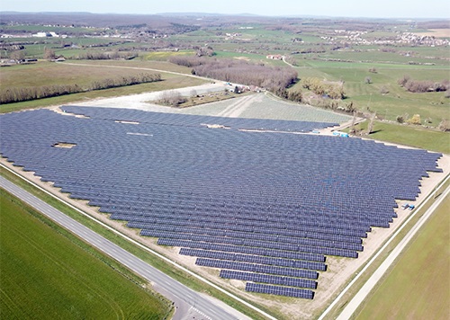 Zu sehen ist der Photovoltaik-Solarpark der Energiequelle im französischen Decize.