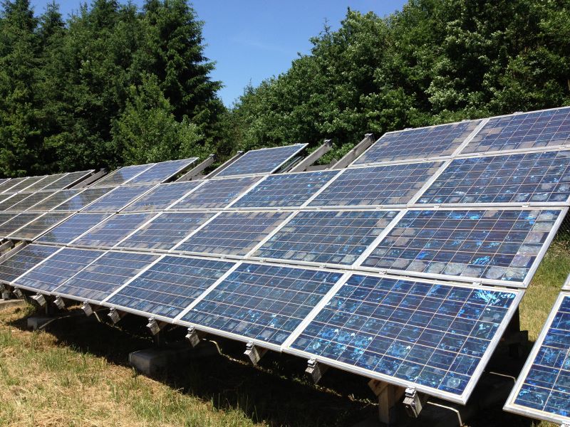 Eine alte PV-Anlage mit fehlden Modulen udn solchen, die fleckig geworen sind.