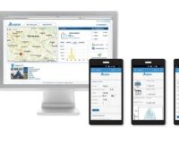 Zu sehen sind mehrere Handy und ein Monitor auf der die DeltaSolar App steht, mit der man Solar-Wechselrichter von Delta monitoren kann.