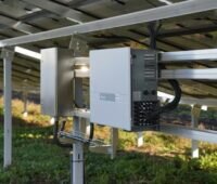 Zu sehen ist ein im Photovoltaik-Solarpark Schornhof verbauter Stringwechselrichter.