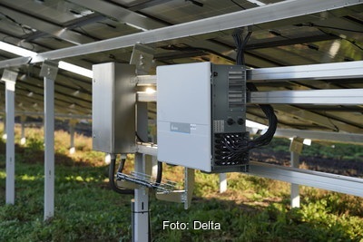 Zu sehen ist ein im Photovoltaik-Solarpark Schornhof verbauter Stringwechselrichter.