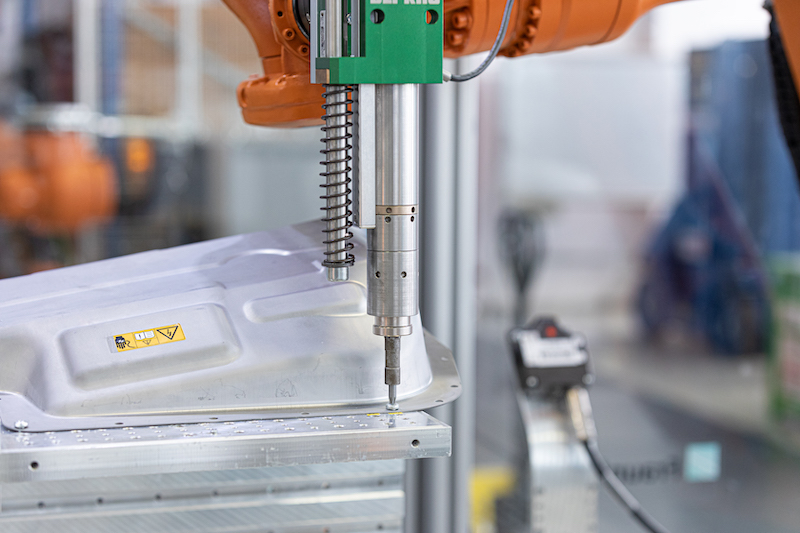 Detailaufnahme eines Schraubendrehers in einer Schraube in einem Metallgehäuse - Detailaufnahme aus der Roboter-Zelle für das Recycling von Batterien