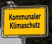 Zu sehen ist eine symbolische Darstellung für die kommunale energetische Gebäudesanierung, die die Dena mit Co2ntracting: build the future! Vorantreiben will.