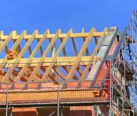 Im Bild ein Dachstuhl eines Neubaus, die Energieeffizienz-Expertenliste der Dena vermittelt Fachkräfte im Bereich energieeffizientes Bauen und Sanieren.