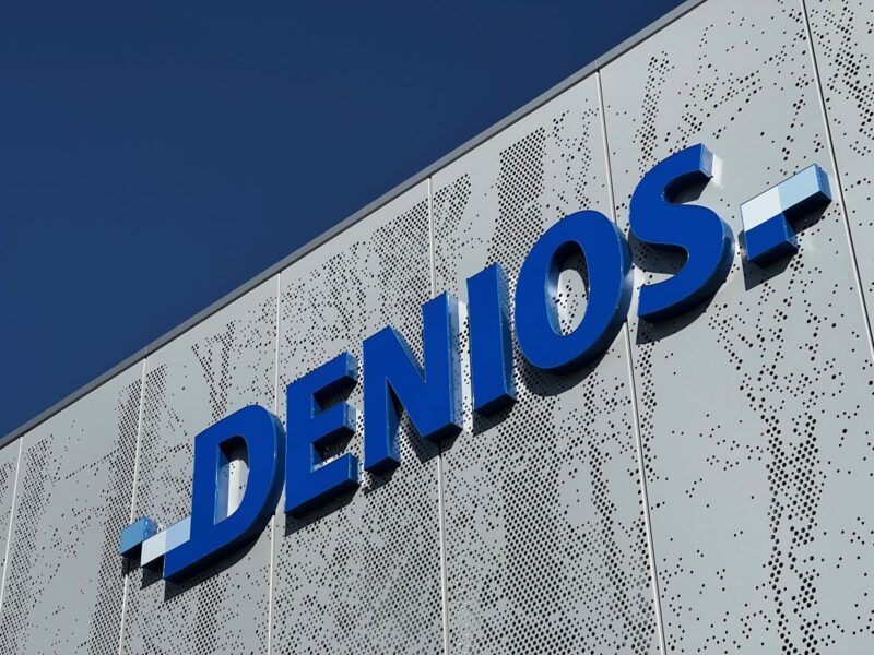 Schriftzug von Denios an Gebäudefassade.