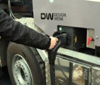 Ein Elektro-LKW wird geladen.