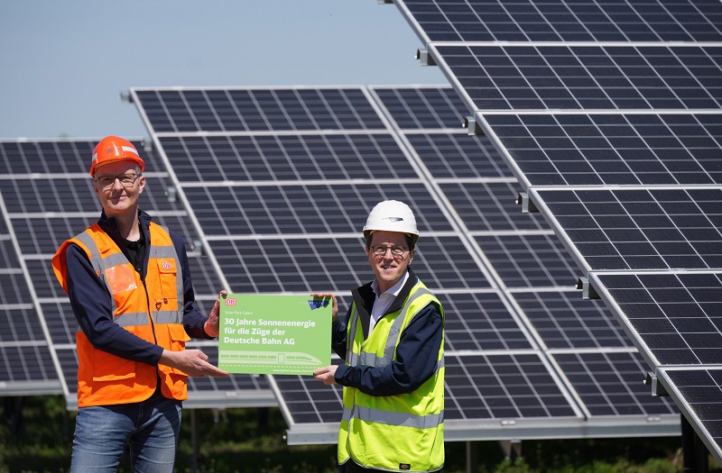 Zu sehen ist der Photovoltaik-Solarpark Gaarz bei Plau am See, der bis 2051 Ökostrom an die Deutsche Bahn liefert und dazu beiträgt, dass das Unternehmen klimaneutral wird.