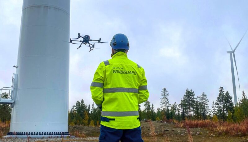 Der Einsatz der Drohne ermöglicht Deutsche WindGuard zwei Inspektionen von Windenergie-Anlagen bei einem Termin.