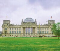 Deutscher Bundestag - Vordergrund Rasenfläche