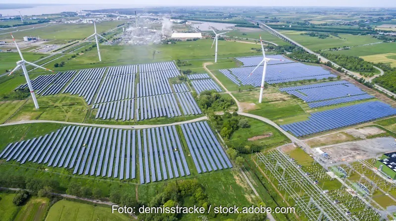 Luftbild von Windenergieanlagen und einem Photovoltaik-Solarpark.