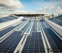 PV-Modul-Dach in der Nähe eines Stadions.