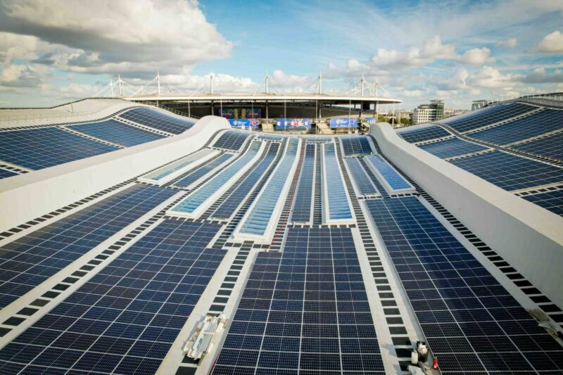 PV-Modul-Dach in der Nähe eines Stadions.