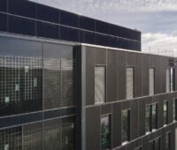 Im Bild der Bürobau von Drees & Sommer, einem der Beteiligten im Projekt Solar Envelope Center, der Bau ist mit fassadenintegrierter Photovoltaik ausgestattet.