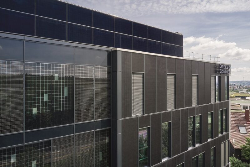Im Bild der Bürobau von Drees & Sommer, einem der Beteiligten im Projekt Solar Envelope Center, der Bau ist mit fassadenintegrierter Photovoltaik ausgestattet.