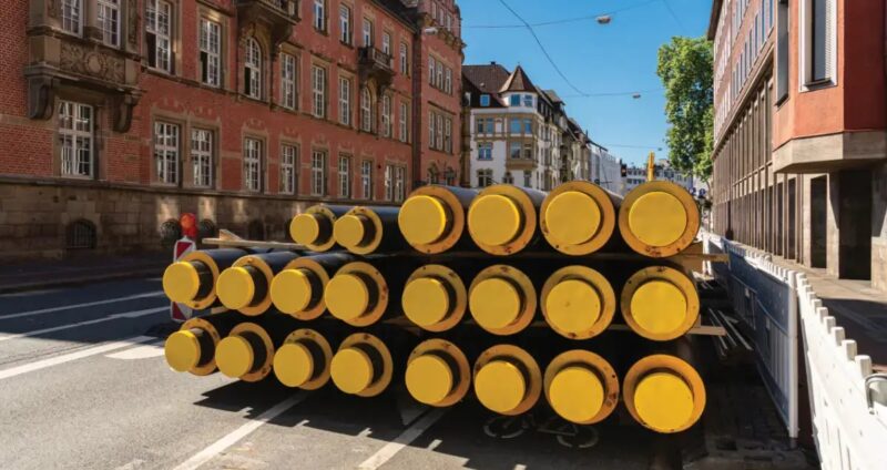 Ein Stapel Fernwärmerohre, die Integration von Wärmepumpen in Wärmenetze ist aufwendig und teuer.