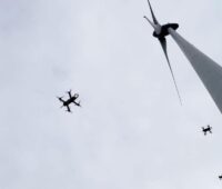 Drohne neben einer Windenergie-Anlage