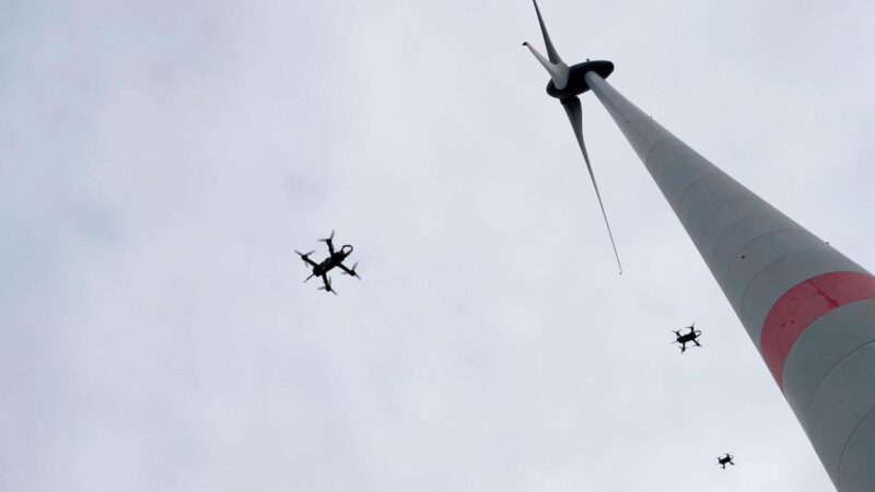 Drohne neben einer Windenergie-Anlage