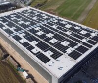 Hallendach mit PV-Anlage
