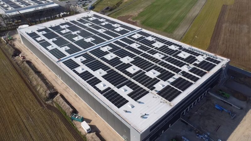 Hallendach mit PV-Anlage