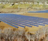 Zu sehen ist ein Photovoltaik-Solarpark von Duke Energy.