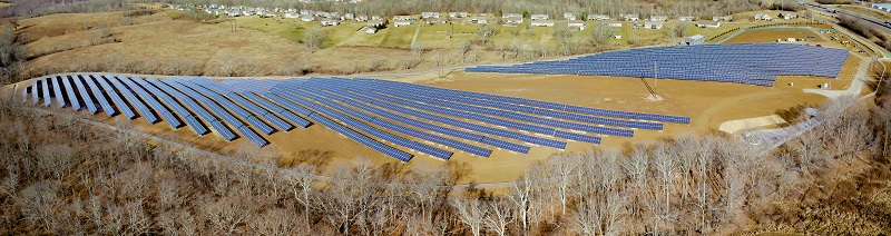 Zu sehen ist ein Photovoltaik-Solarpark von Duke Energy.