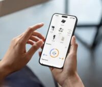 Eine Hand mit Handy mit Solarstrom-App, Photovoltaik-Anbieter Energiekonzepte Deutschland bietet einen dynamischen Stromtarif an.