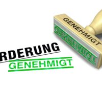 Im Bild ein Förderstempel. Neues E-Auto-Förderprogramm mit sozialer Staffelung mit Zuschüssen bis 6.000 Euro für Neuzulassungen ab 2026 geplant.