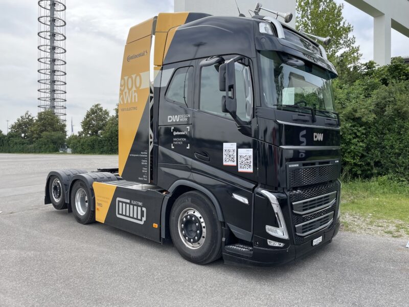 Eine elektrische Zugmaschine (E-Lkw)