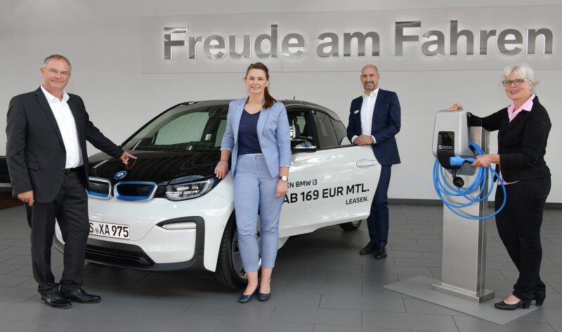 Zu sehen sind Vertreter von BMW Kassel und den Städtischen Werken anlässlich der Partnerschaftsvereinbarung beim E-Mobil-Starterkit.