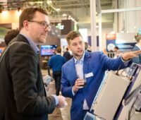 Zwei Personen im Gespräch auf der E-world 2026.