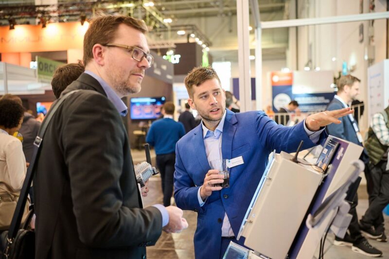 Zwei Personen im Gespräch auf der E-world 2026.