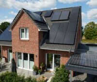 Einfamilienhaus mit PV-Modulen auf den Dächern.