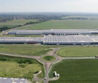 Luftbild eines Gewerbestandortes mit Dächern voller PV-Modulen.