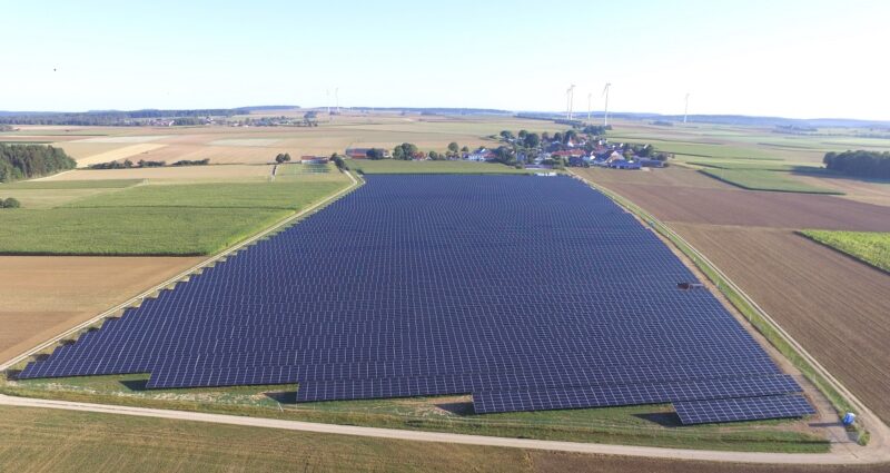 Zu sehen ist der Photovoltaik-Solarpark in Berching aus der Luft.